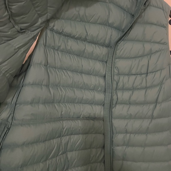 This a light down goose 3 quarter sleeveless vest and it can be folded up - Picture 4 of 7